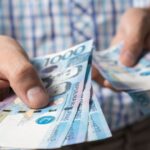 holding-ph-pesos