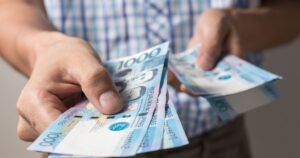 holding-ph-pesos
