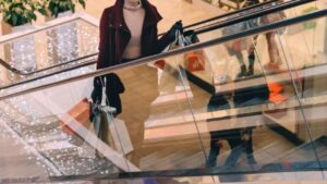 woman-in-mall-1280x720