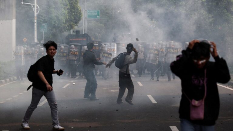2025-08-25T120914Z_1069134421_RC28EGADI0ZH_RTRMADP_3_INDONESIA-POLITICS-PROTESTS