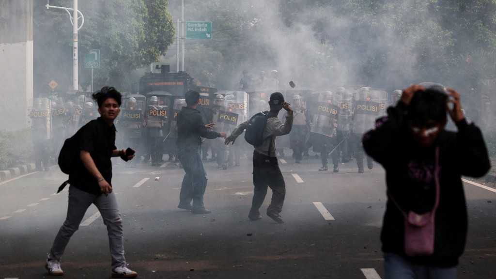 2025-08-25T120914Z_1069134421_RC28EGADI0ZH_RTRMADP_3_INDONESIA-POLITICS-PROTESTS