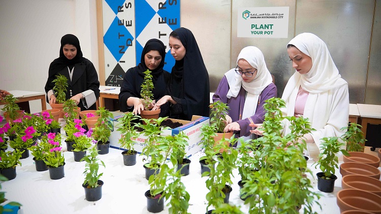 Sharjah-Sustainable-City-University-students-participating-in-the-Plant-Your-Pot-workshop-1