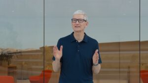 66621-139724-Tim-Cook-gestures-xl