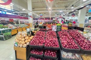 People-shop-at-a-supermarket-in-Dubai-1000x667