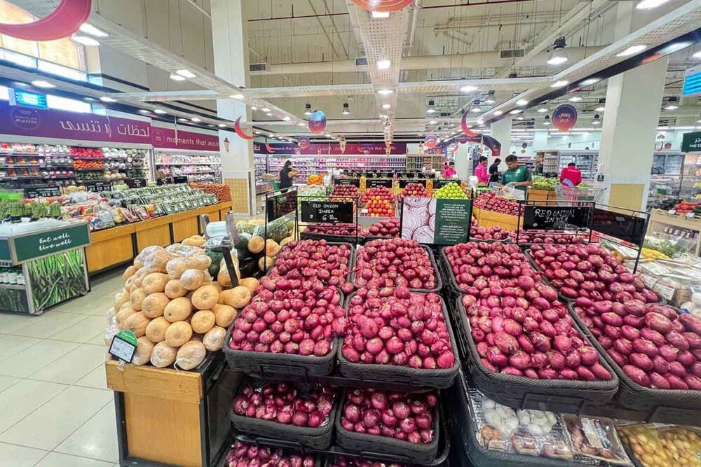 People-shop-at-a-supermarket-in-Dubai-1000x667