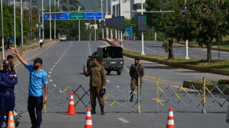 police-officers-stand-guard-at-a-checkpoint-ahead-of-the-second-round-of-negotiations-between-the-us-and-iran-in-islamabad-pakistan-tuesday-april-21-2026-1776767094438-1280x720