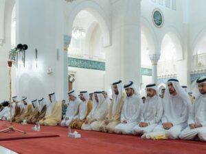 سلطان القاسمي يؤدي صلاة عيد الأضحى في مسجد الشارقة.