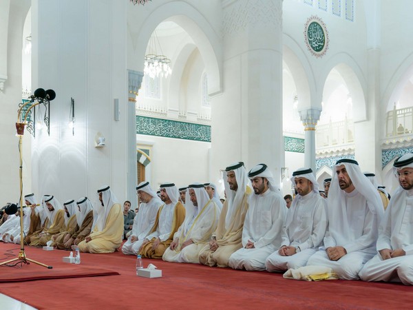 سلطان القاسمي يؤدي صلاة عيد الأضحى في مسجد الشارقة.