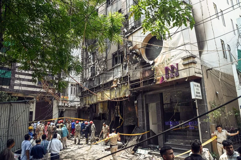 03delhi-fire12