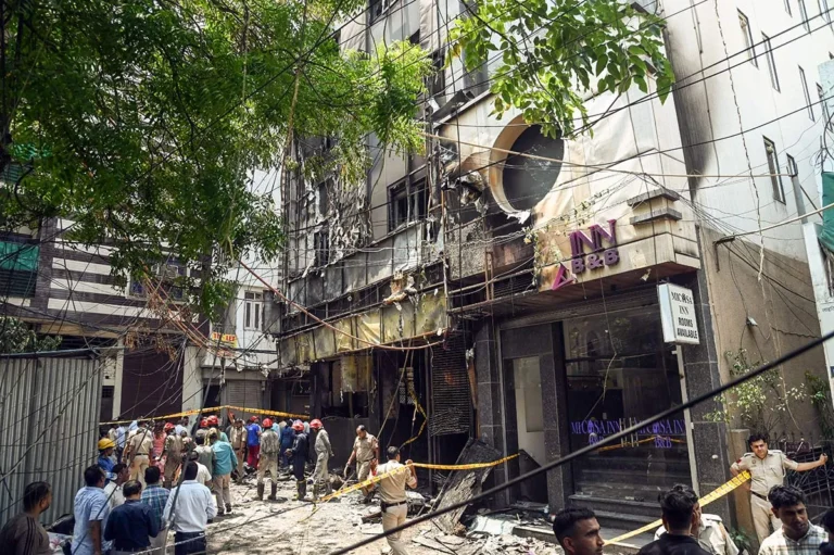 03delhi-fire12
